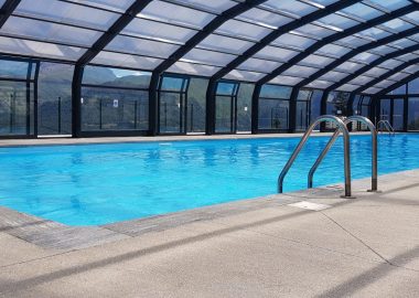 Piscine panoramique couverte