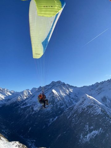Vol au dessus de la vallée du Vénéon en hiver