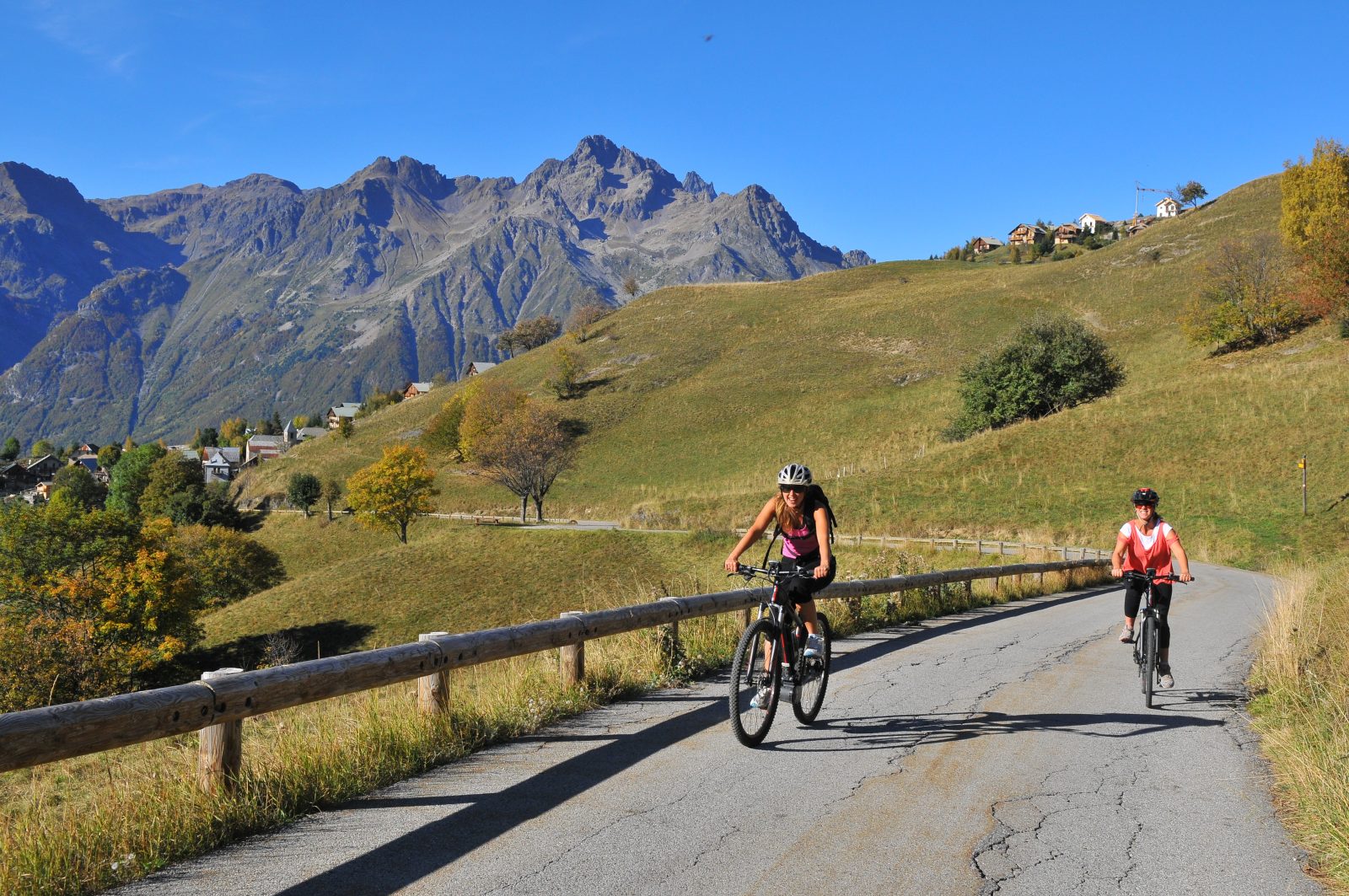 La montée de l’Alpe d’Huez, la discrète en vélo électrique