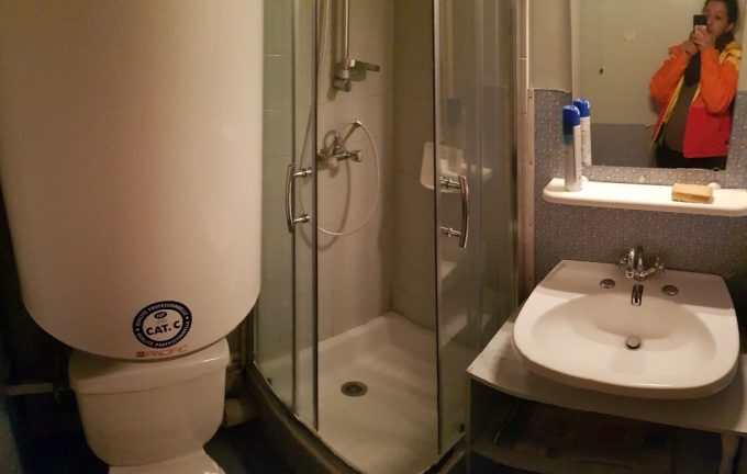 Salle d&rsquo;eau WC du bas – App L&rsquo;Etendard A303
