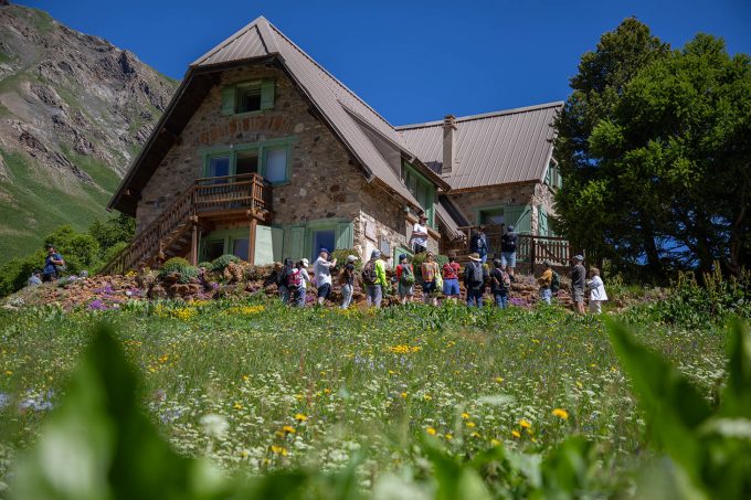 Mur en tuf et chalet