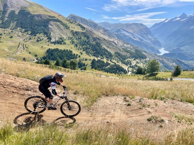 Sortie de VTT de descente accompagnée_Auris-en-Oisans