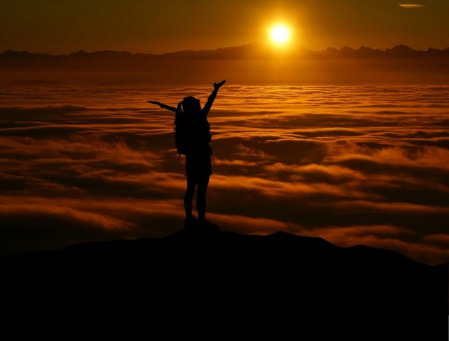 Randonnée au coucher du soleil par : Le temps d&rsquo;un coucher de soleil : expérience insolite autour d&rsquo;une dégustation