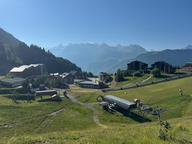 Station d&rsquo;Auris depuis le col de Maronne