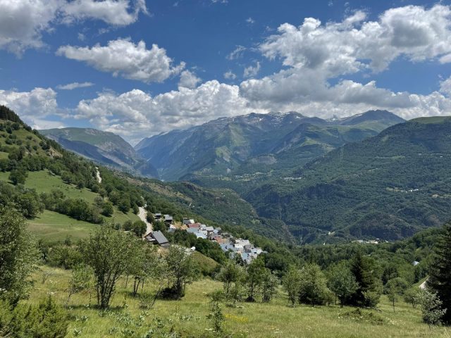 Dans la montée finale – village des cours