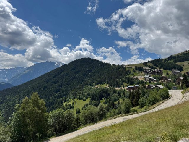 Sur le sentier de la chapelle, vue sur la forêt de Piégut