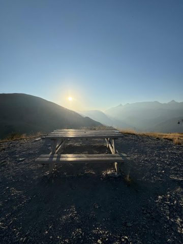 Une table de pique-nique au sommet des Sures face à la Meije et au col du Lautaret