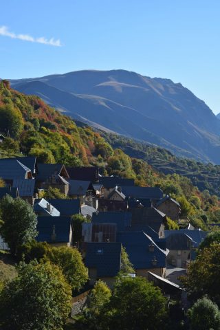 Vue sur les Cours depuis le sentier forestier