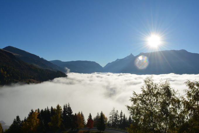 Mer de nuage sur les hauts de la station, point de vue depuis la forêt