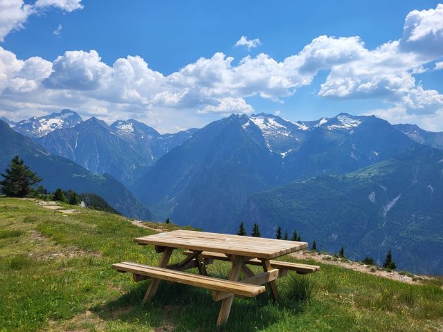 Pique-nique avec vue depuis les Sûres
