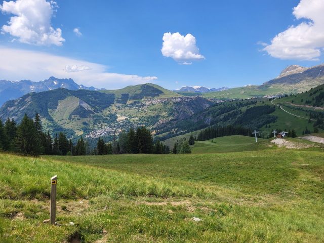 Vue sur l&rsquo;Alpe d&rsquo;Huez depuis le sentier des Sûres