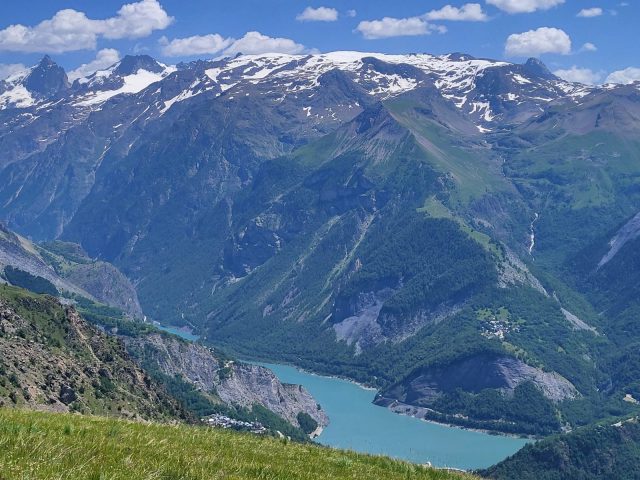 Lac du Chambon et massif des Écrins