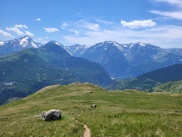 Le Massif des Écrins vu depuis le sentier