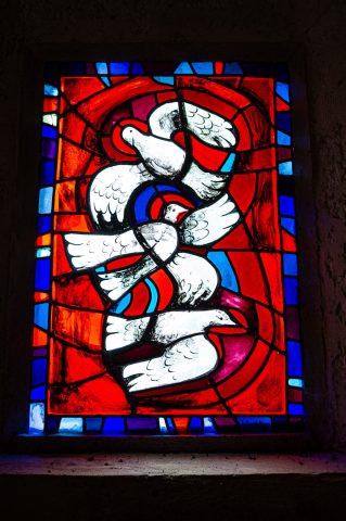 Vitrail d&rsquo;Arcabas, chapelle du Rosai