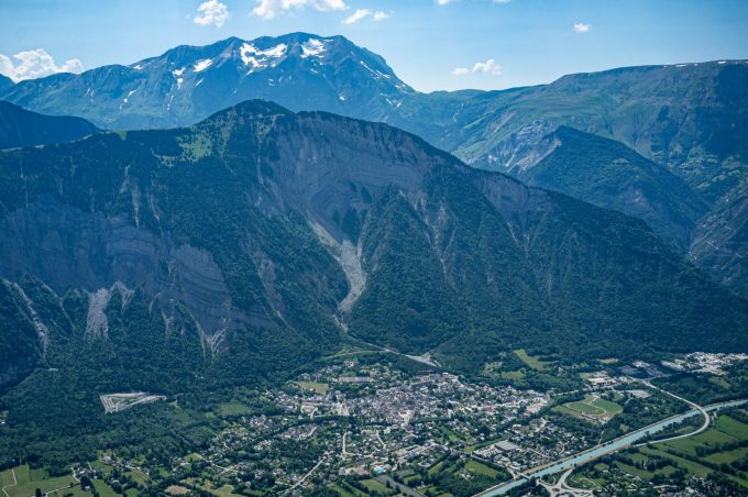 Vue sur Bourg-d&rsquo;Oisans depuis les Sures