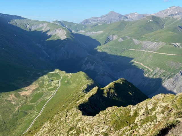 Vue sur l&rsquo;arête côté nord et le massif des Arves – Plateau d&rsquo;Emparis – Vallée du Ferrand
