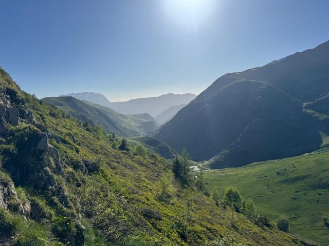 Vue sur les gorges de Sarenne, versant sud des Grandes Rousses