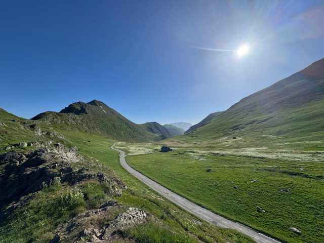 Col de Sarenne – en direction des gorges de Sarenne et l&rsquo;Alpe d&rsquo;Huez – Sur la gauche la crête de Cassini