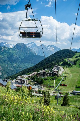 La station d&rsquo;Auris-en-Oisans depuis le col de Maronne