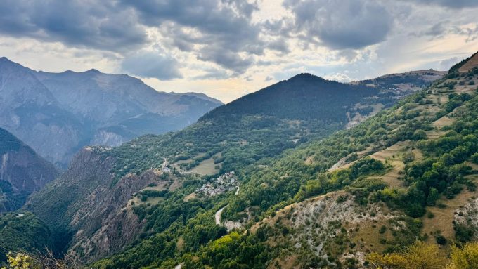 Vue sur les hameaux d&rsquo;Auris depuis le chemin de la Mine