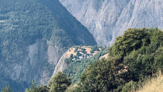 Hameau de la Balme vu au dessus des Cours