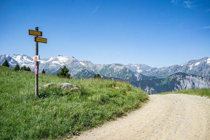 Vue sur les Ecrins, Taillefer et Belledonne depuis la piste en direction du col de Maronne
