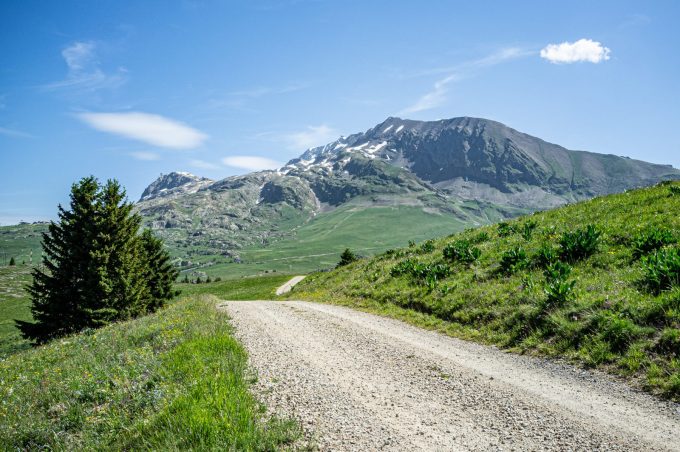 Vue sur les Grandes Rousses depuis la piste après col de Maronne