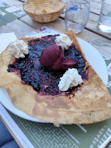 Crepe myrtille avec sa boule de glace myrtille artisanale