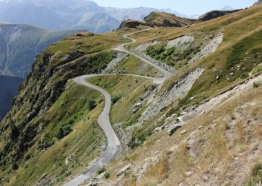 Route d&rsquo;exception : le Col de Sarenne par la vallée du Ferrand